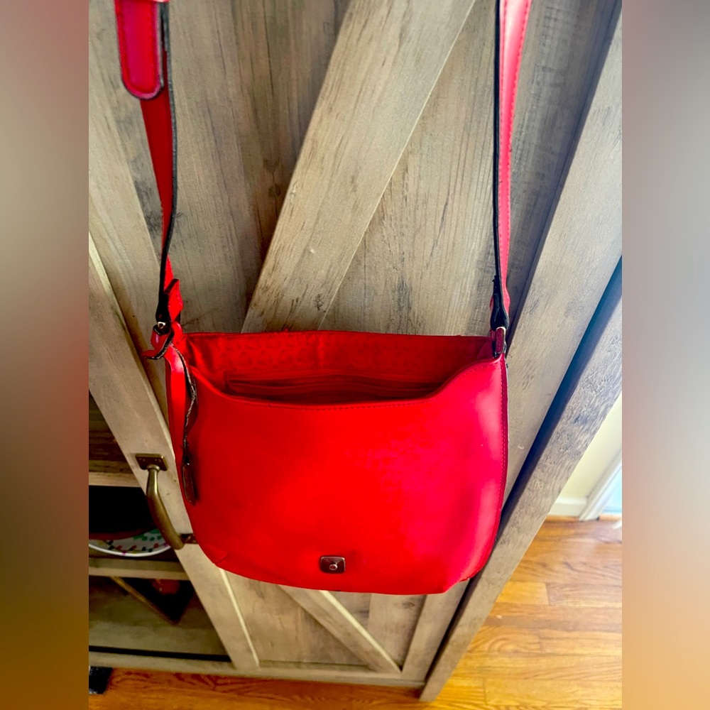 Small shoulder bag.